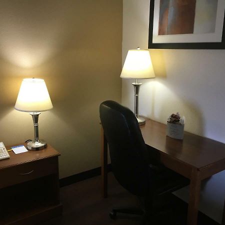 Days Inn By Wyndham Phenix City Near Fort Moore Екстериор снимка