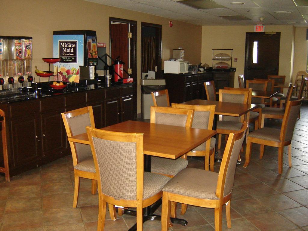 Days Inn By Wyndham Phenix City Near Fort Moore Екстериор снимка