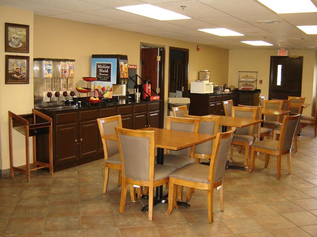 Days Inn By Wyndham Phenix City Near Fort Moore Екстериор снимка