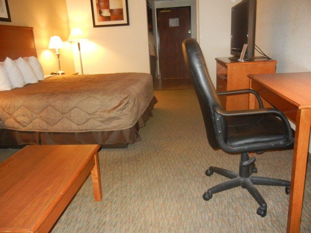Days Inn By Wyndham Phenix City Near Fort Moore Екстериор снимка