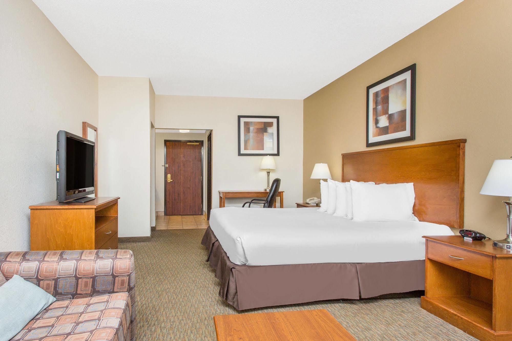 Days Inn By Wyndham Phenix City Near Fort Moore Екстериор снимка