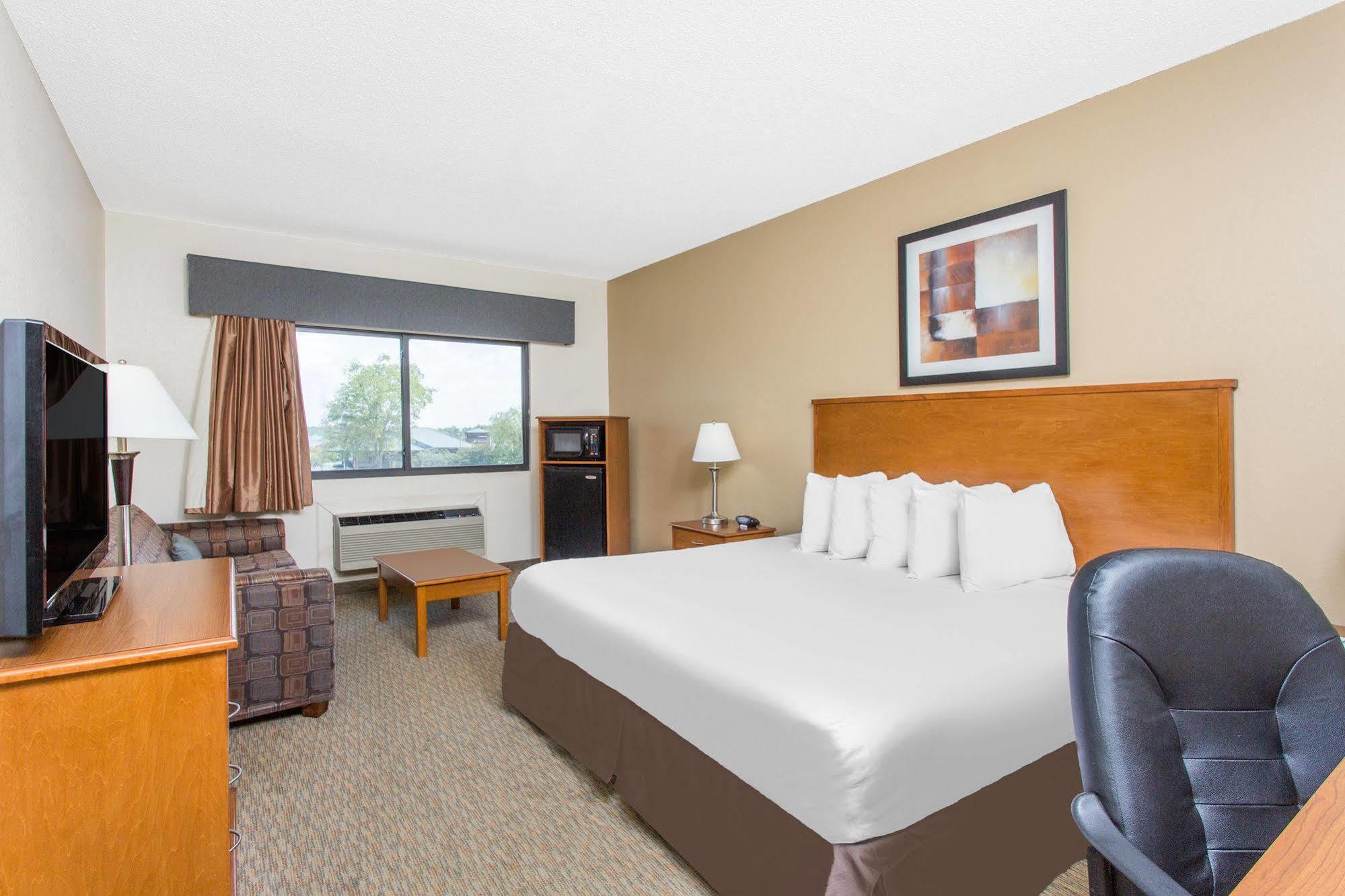 Days Inn By Wyndham Phenix City Near Fort Moore Екстериор снимка