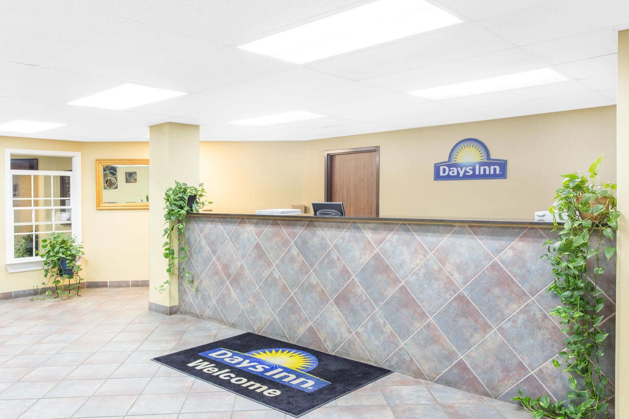 Days Inn By Wyndham Phenix City Near Fort Moore Екстериор снимка