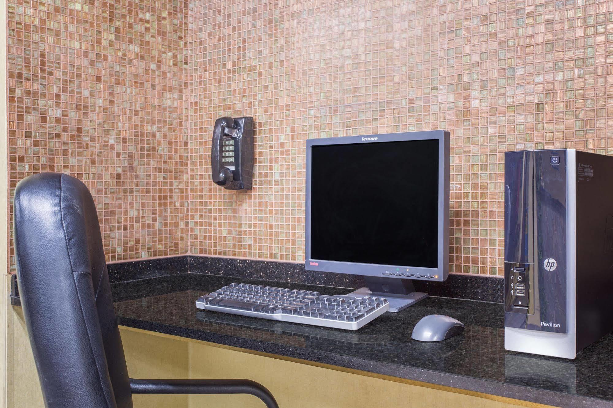Days Inn By Wyndham Phenix City Near Fort Moore Екстериор снимка