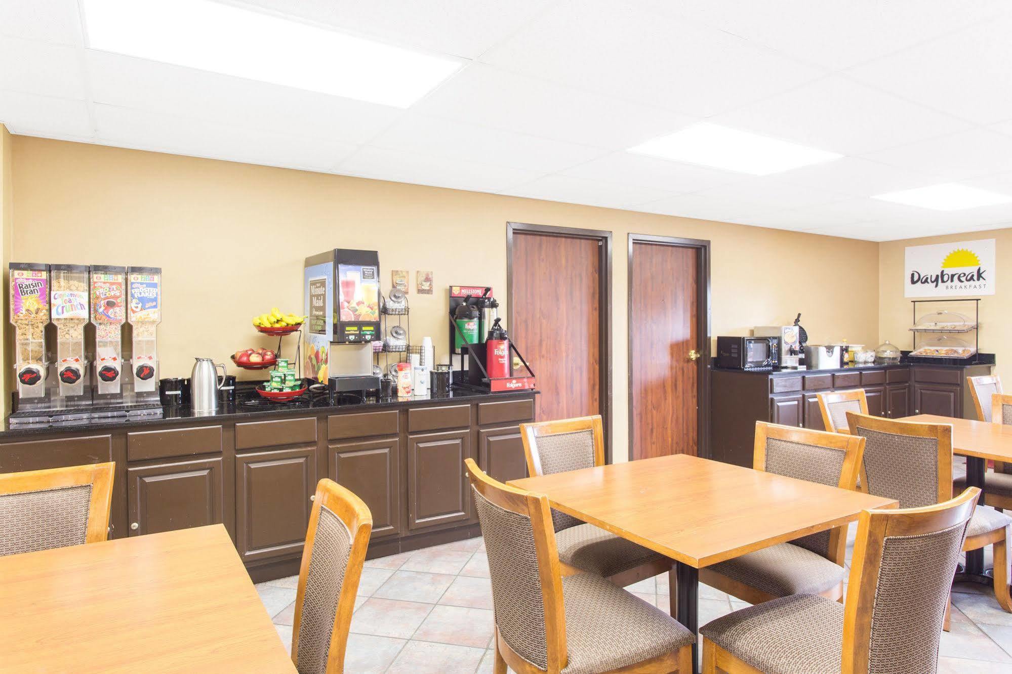 Days Inn By Wyndham Phenix City Near Fort Moore Екстериор снимка