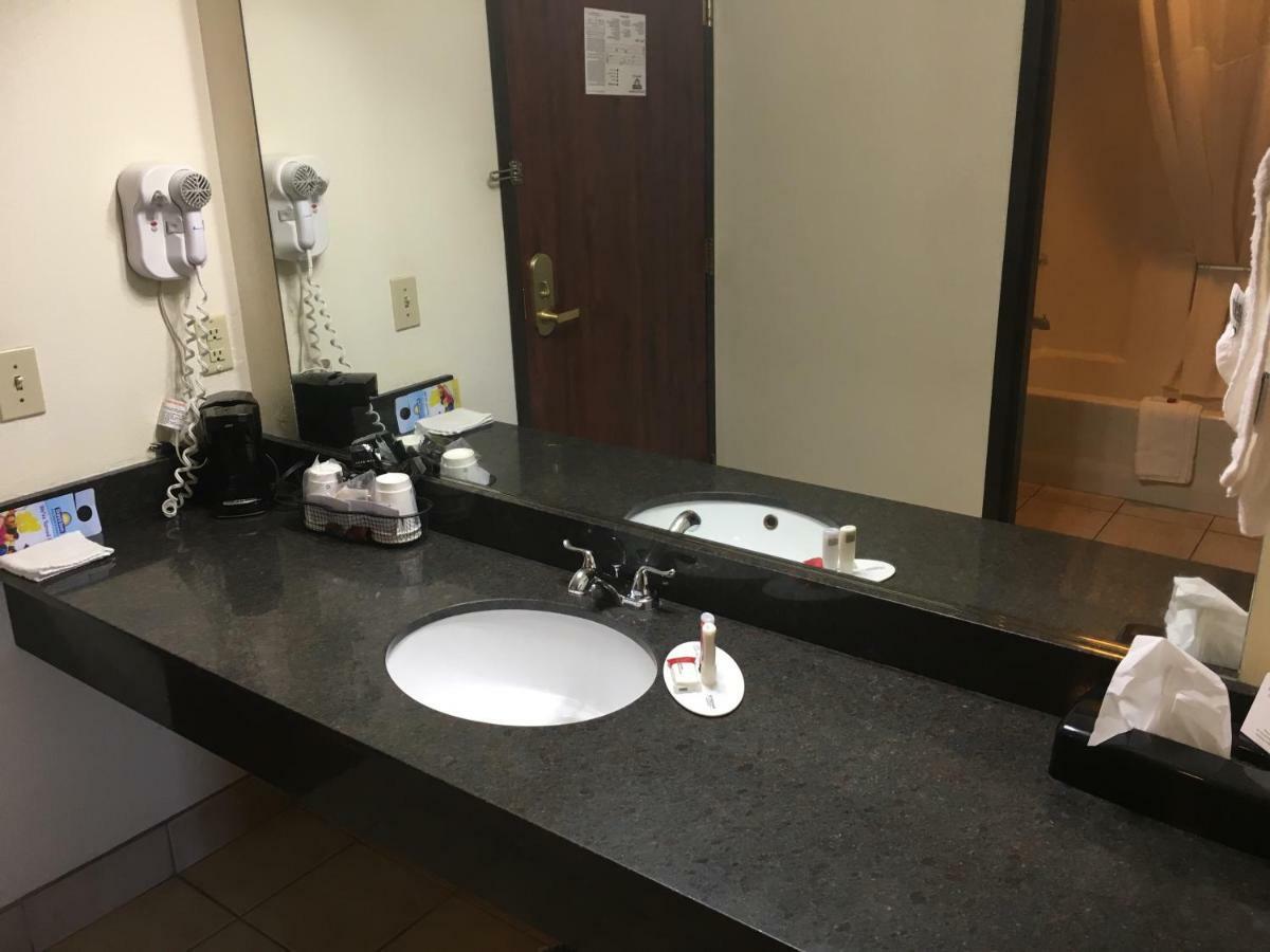 Days Inn By Wyndham Phenix City Near Fort Moore Екстериор снимка